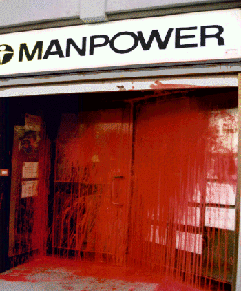 La sede della Manpower dopo il passaggio della manifestazione